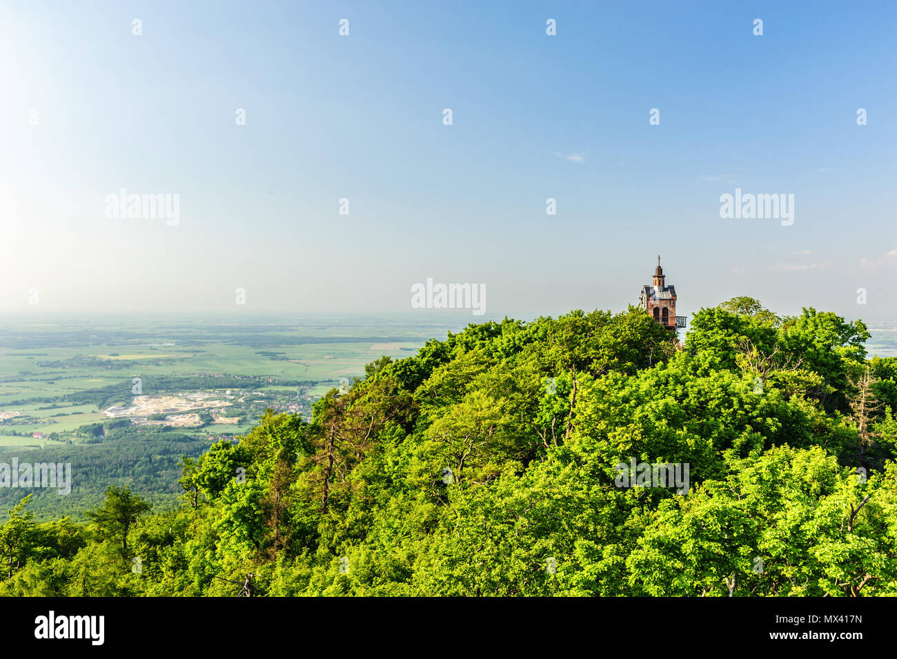 Hügel mit einem Turm auf der Spitze des Sleza-Gebirges, Polen Stockfoto