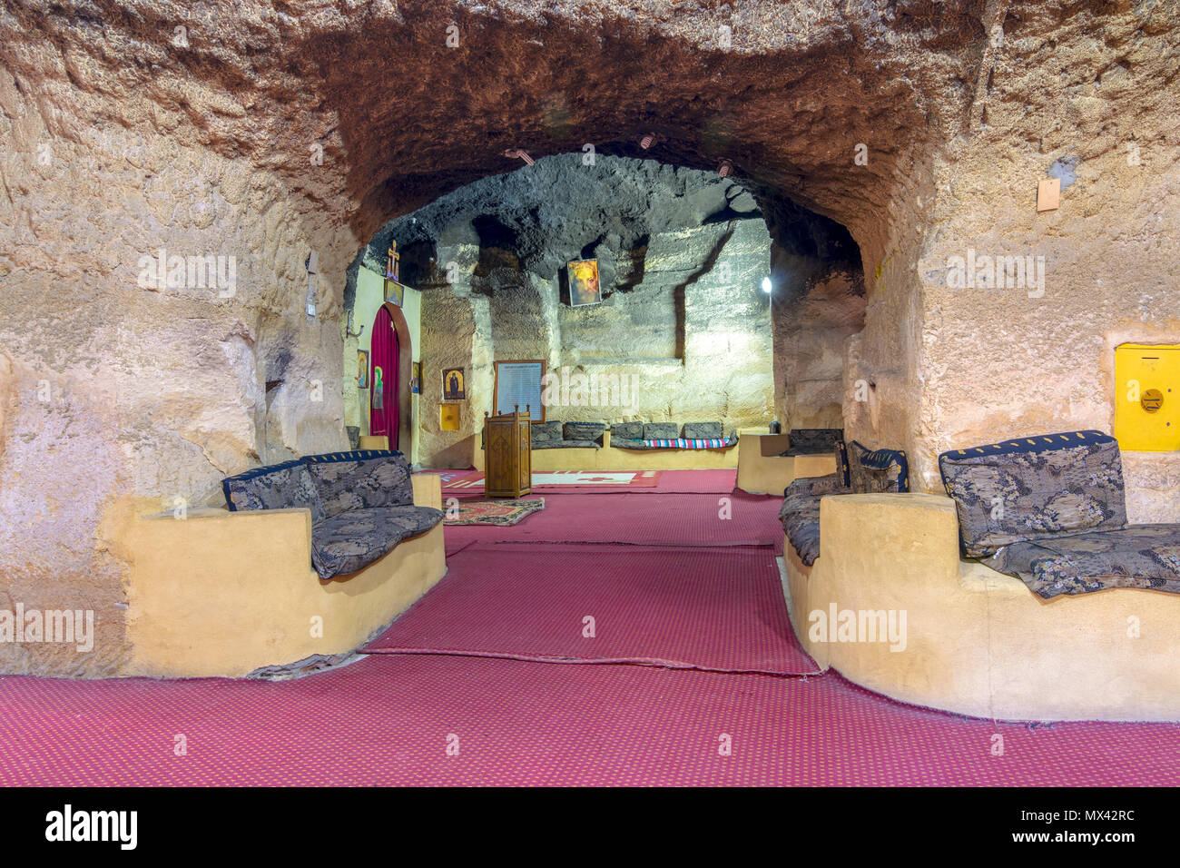 Kirche des hl. Paula, einer der sieben Kirchen und Kapellen in einer Reihe von Höhlen in der mokattam (Muqattam) Berge, Kairo, Ägypten versteckt Stockfoto