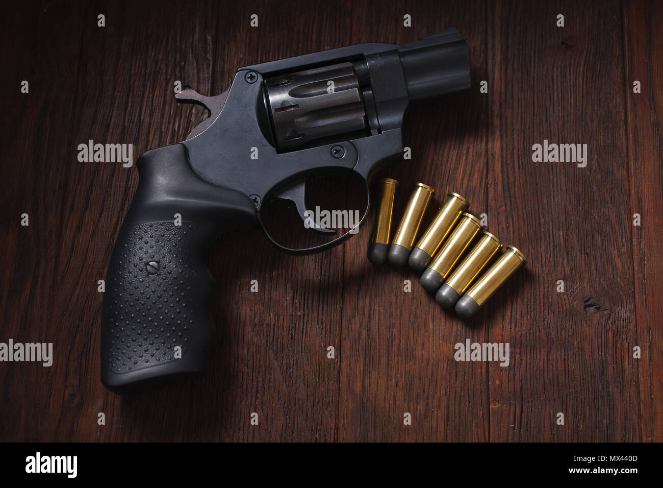 Pistole mit Patronen auf hölzernen Tisch Stockfoto