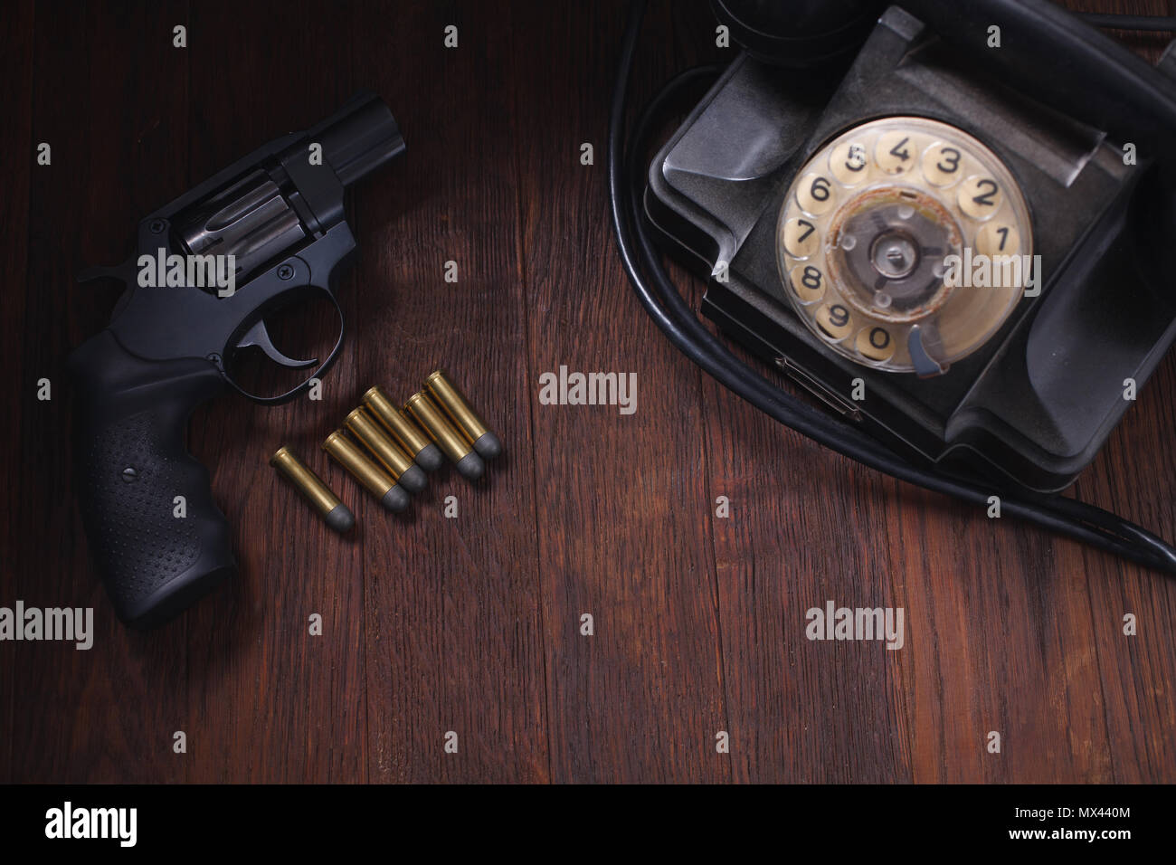 Pistole, Patronen und das Telefon auf hölzernen Tisch Stockfoto