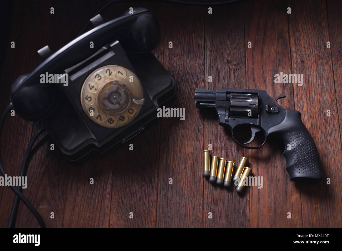 Pistole, Patronen und das Telefon auf hölzernen Tisch Stockfoto