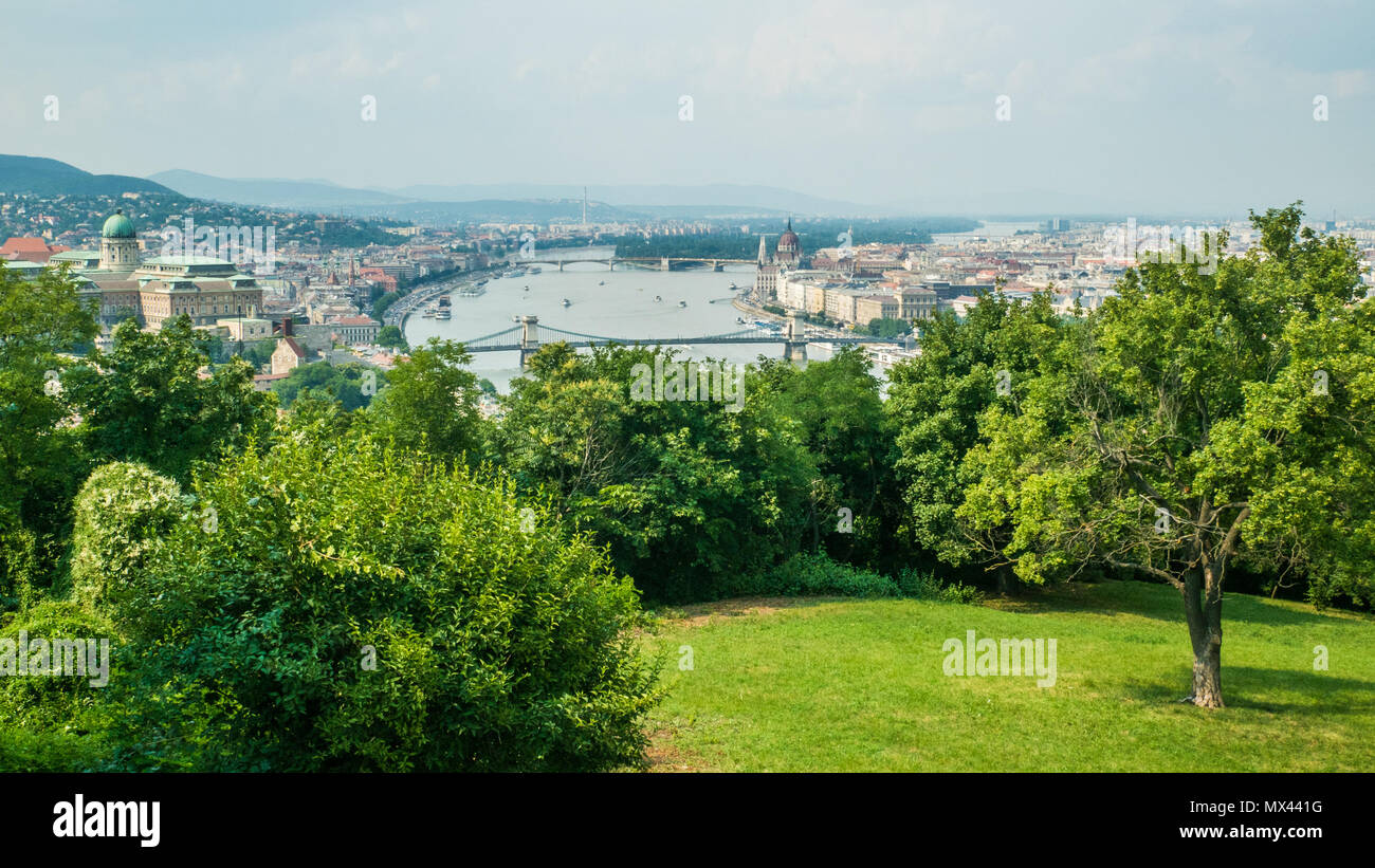 Budapest auf der Donau, Ungarn. Die Budaer Burg aka Royal Palace ist auf der linken Seite, Parlament Gebäude auf der rechten Seite&Széchenyi Kettenbrücke Mitte. Stockfoto
