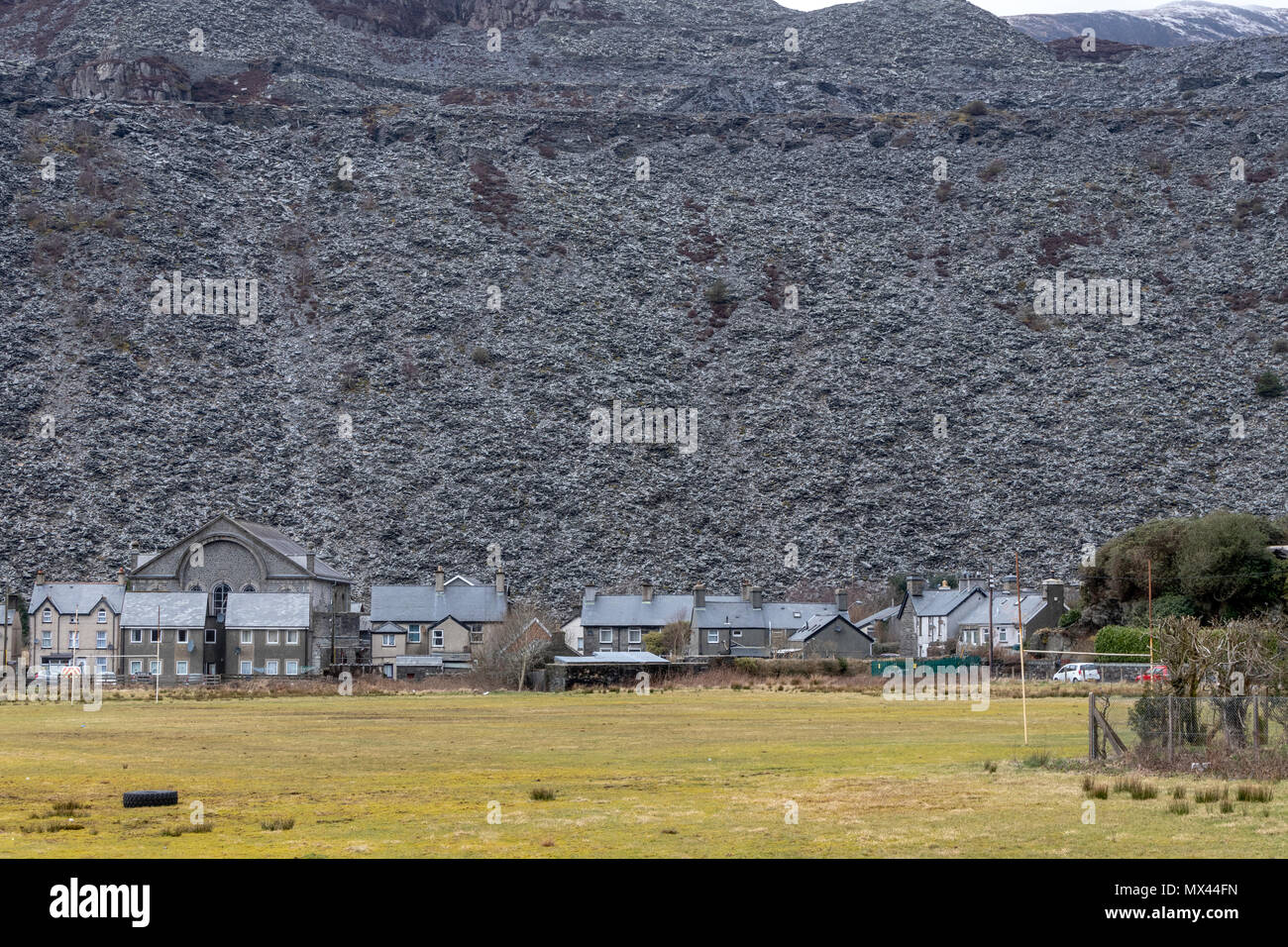 Schiefer Abfallberg und Bergmann Häuser entlang der Glanypwll Rd in Blaenau Ffestiniog LL41 3HU Stockfoto