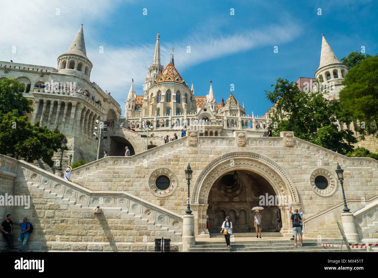 Fischerhochburg, eine Terrasse auf der Budaer Seite von Budapest, mit der Römisch-katholischen Matthias Kirche hinter, Budapest, Ungarn. Stockfoto