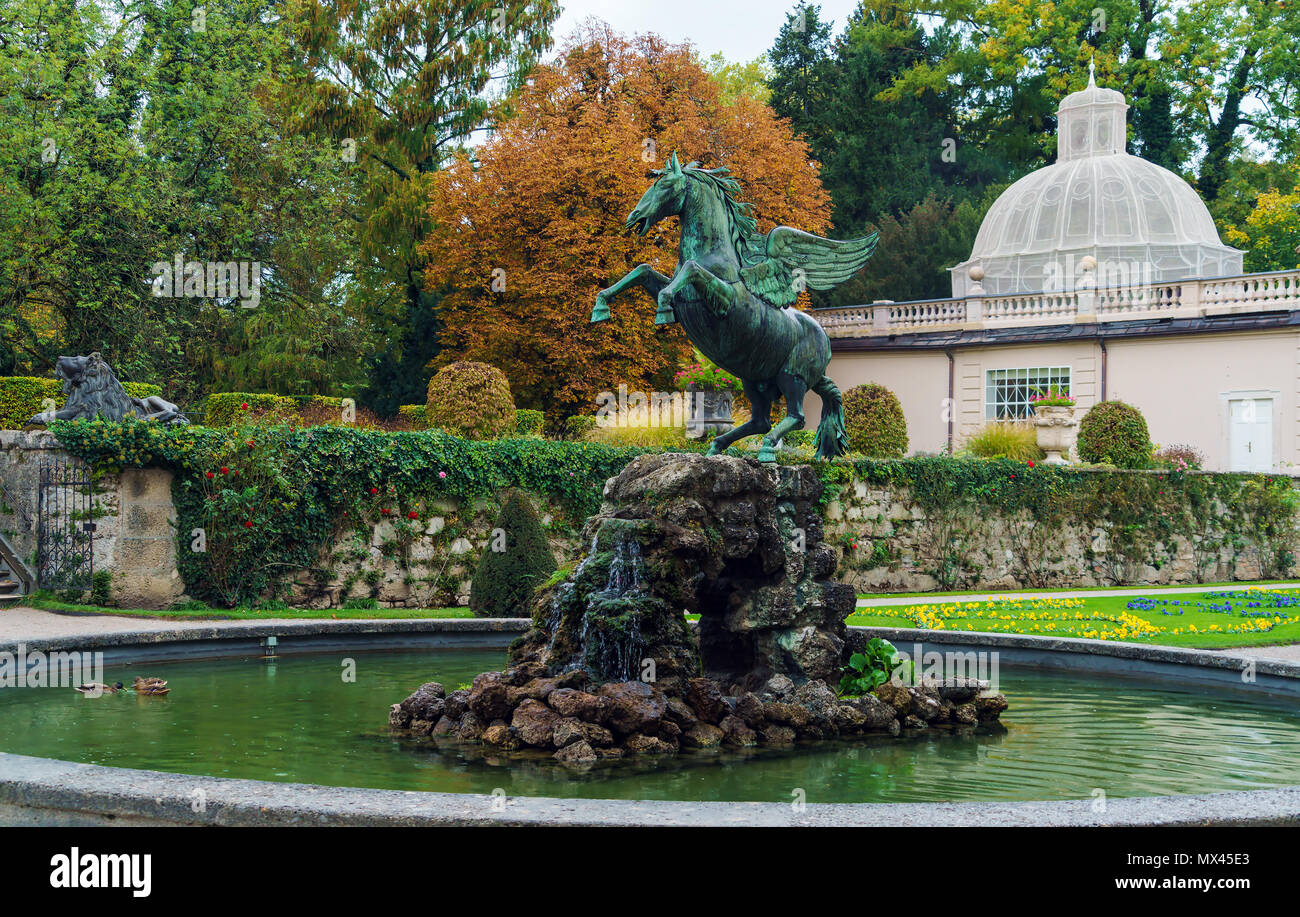 Salzburg, Österreich - Oktober 21, 2017: Pegasus Brunnen (1913) oder Pegasusbrunnen in Schloss Mirabell Garten Stockfoto