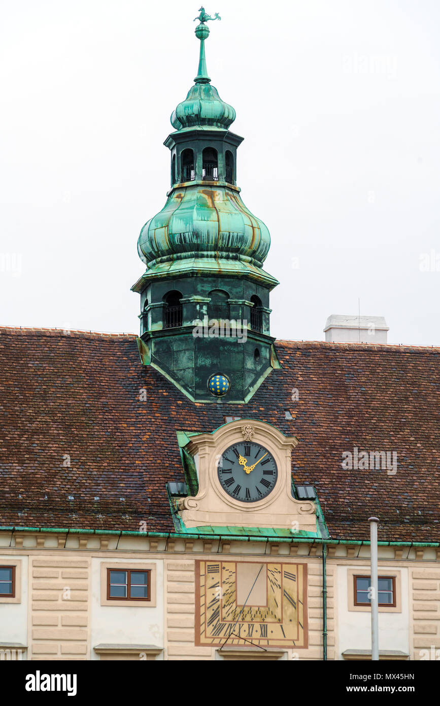 Astronomische Uhr, die auf der Fassade der Amalienburg (16. c.) der Hofburg, Wien, Österreich Stockfoto