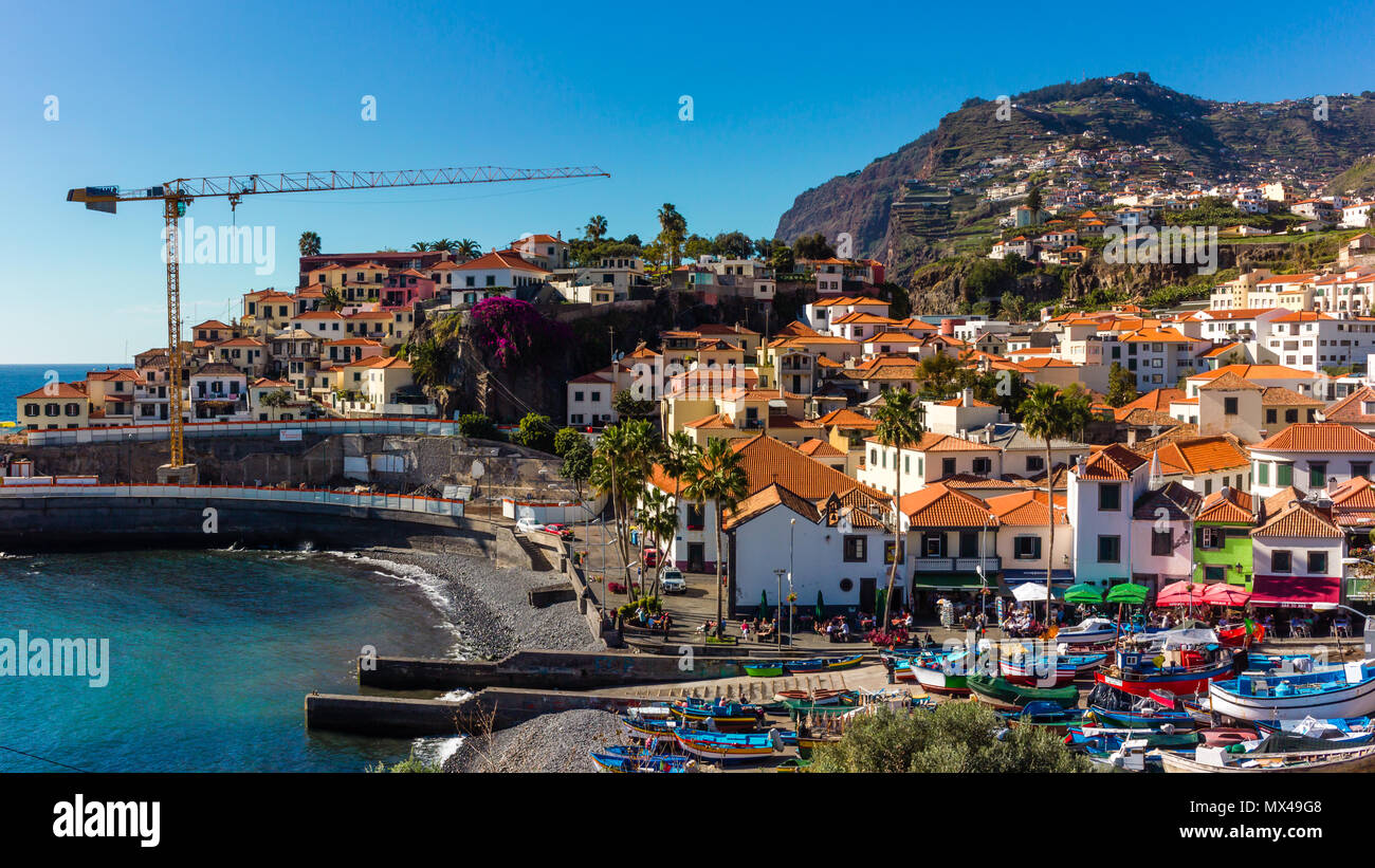 Hafen und Hügel in Câmara de Lobos, Madeira, Portugal Stockfoto