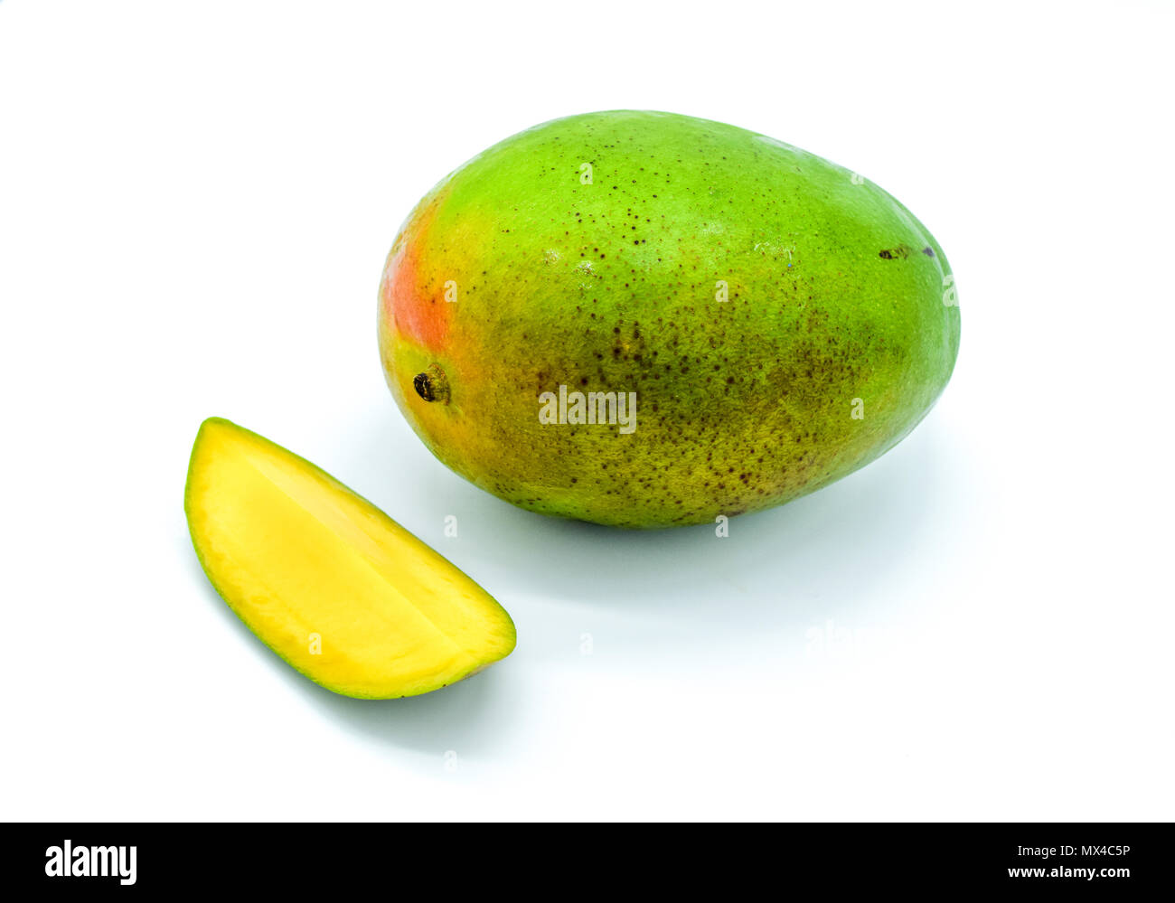 Mango auf weißem Hintergrund, mango Slices, Mangofrucht, abgehackte Slice, grüne Mango Stockfoto