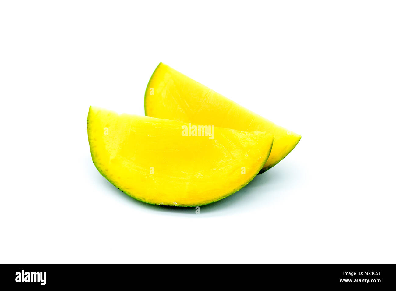 Mango Slices, abgehackte Mangofrucht auf weißem Hintergrund Stockfoto