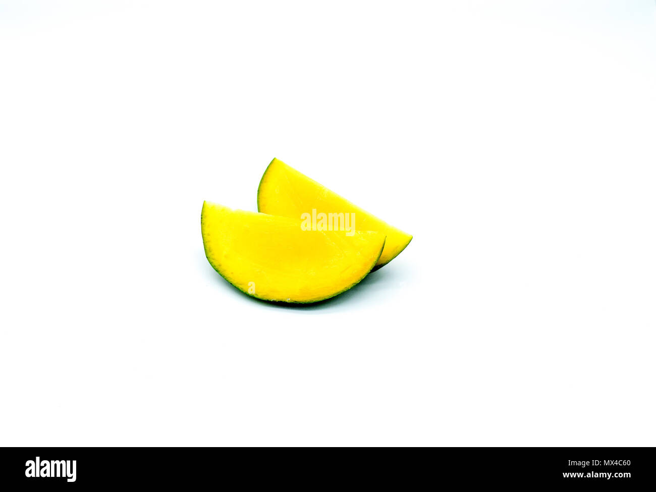 Mango Slices, abgehackte Mangofrucht auf weißem Hintergrund Stockfoto