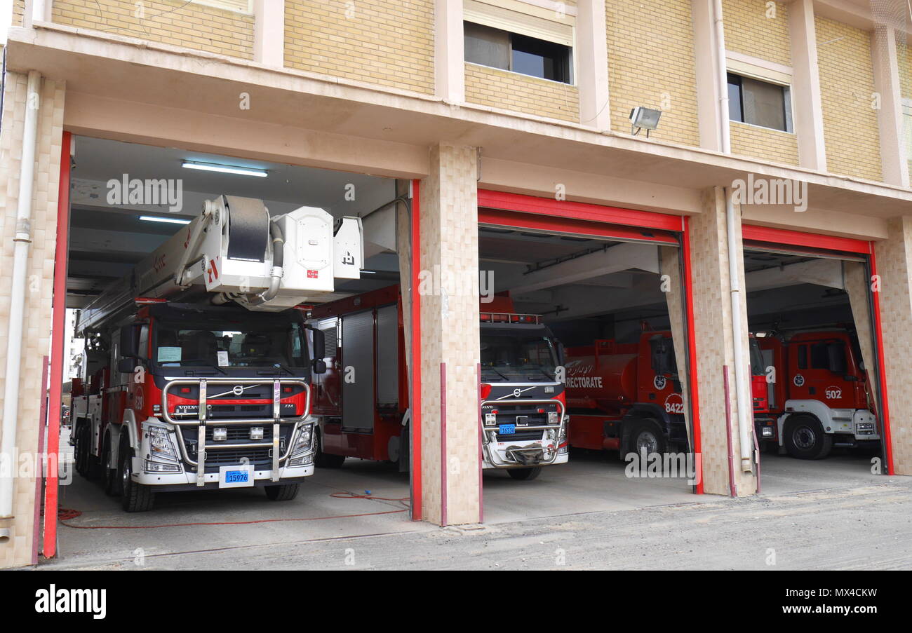 Feuerwehrfahrzeuge in einer Feuerwache, Kuwait City, Kuwait, Saudi-Arabien, Naher Osten Stockfoto