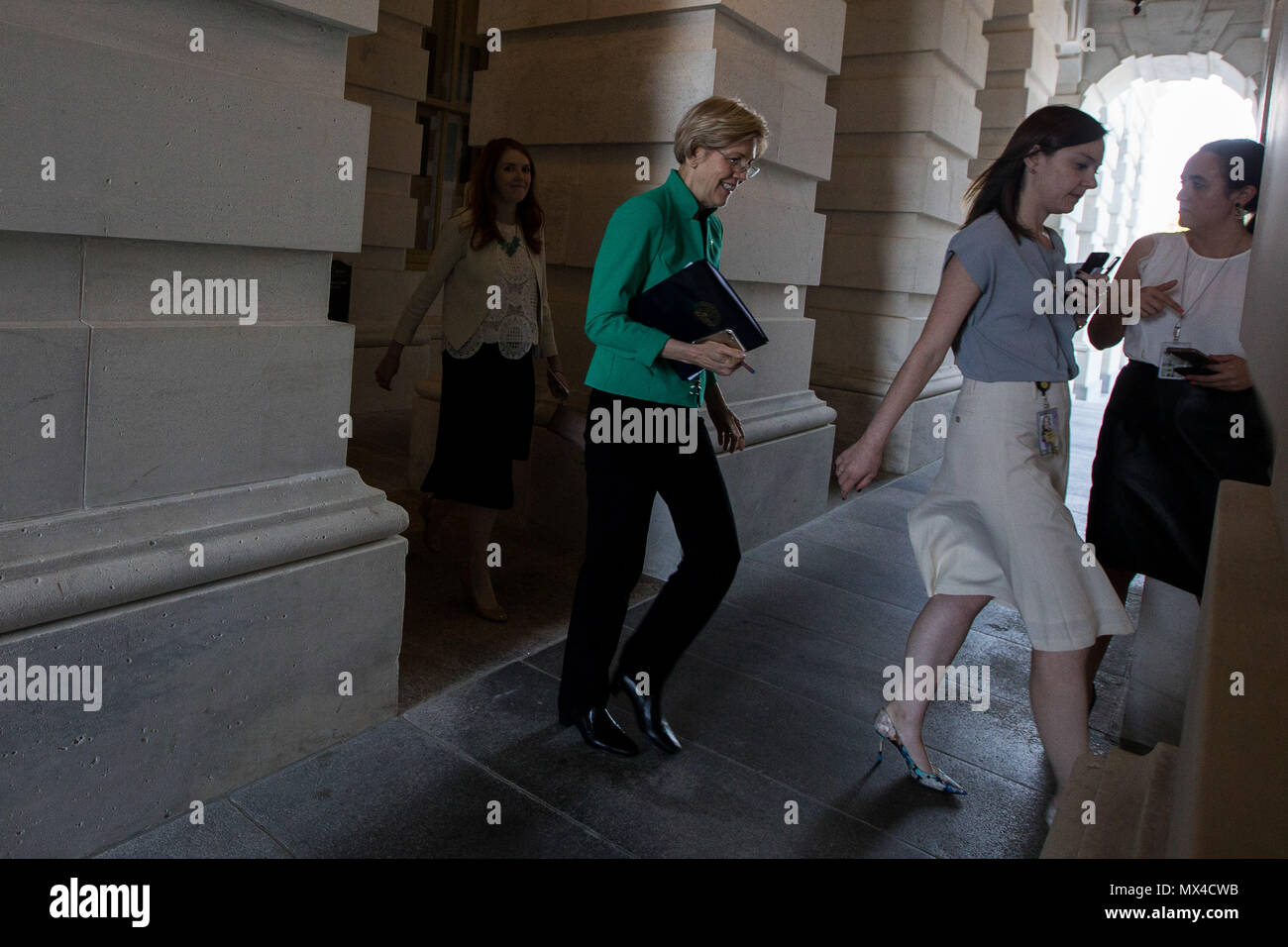 Senator Elizabeth Warren (D-MA) fährt die U.S. Capitol nach einer geschlossenen Senat Unterrichtung durch stellvertretender Attorney General Rod Rosenstein. Stockfoto