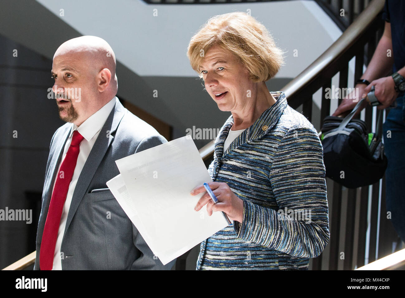 Senator Tammy Baldwin (D-WI) kommt an einem alle Senatoren Briefing auf die Untersuchung der Beziehungen des Präsidenten Trumpf zu Russland durch den Stellvertretenden Generalstaatsanwalt Rod Rosenstein am U.S. Capitol. Stockfoto