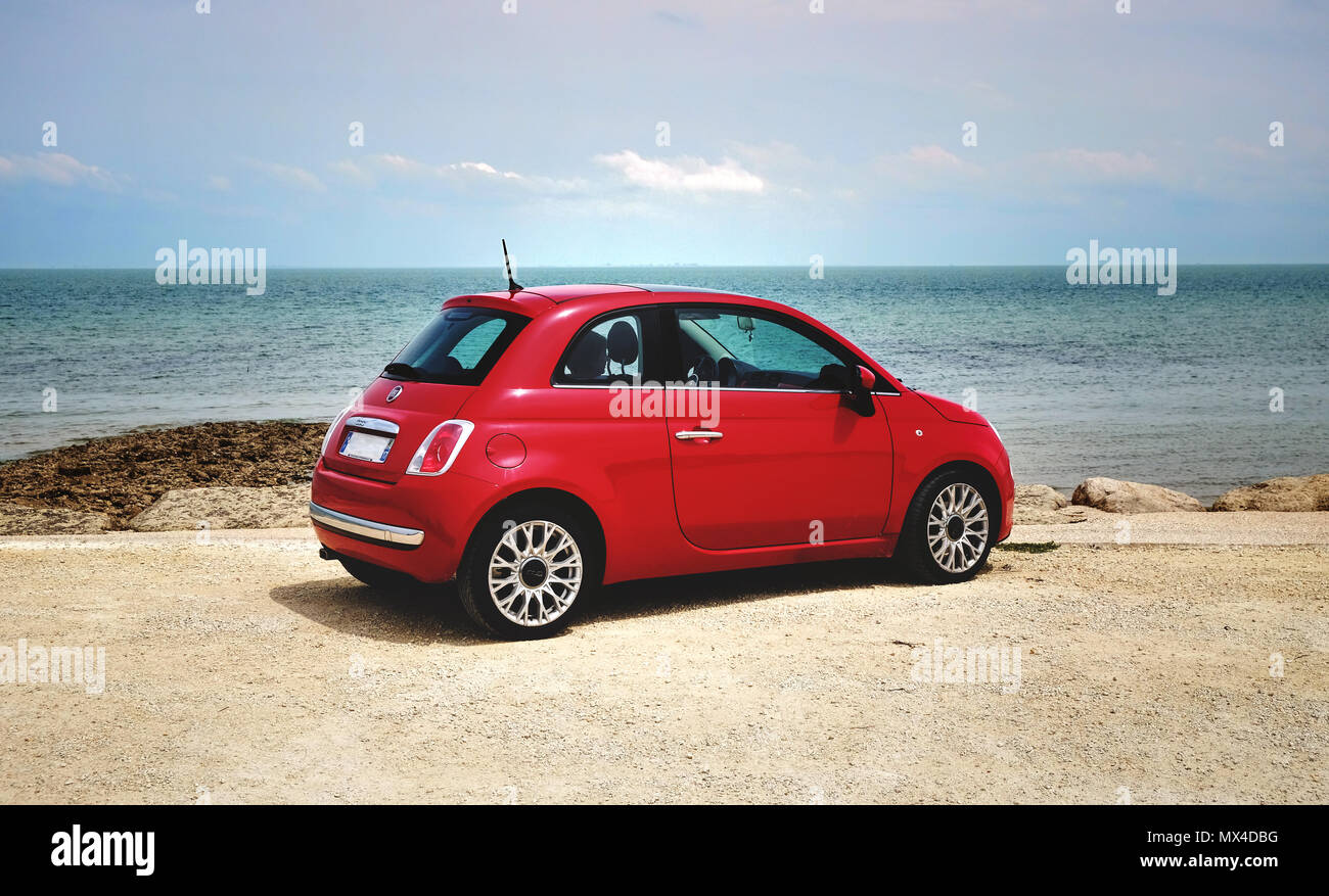 Ein roter Fiat 500, in der Nähe des Meeres geparkt Stockfoto