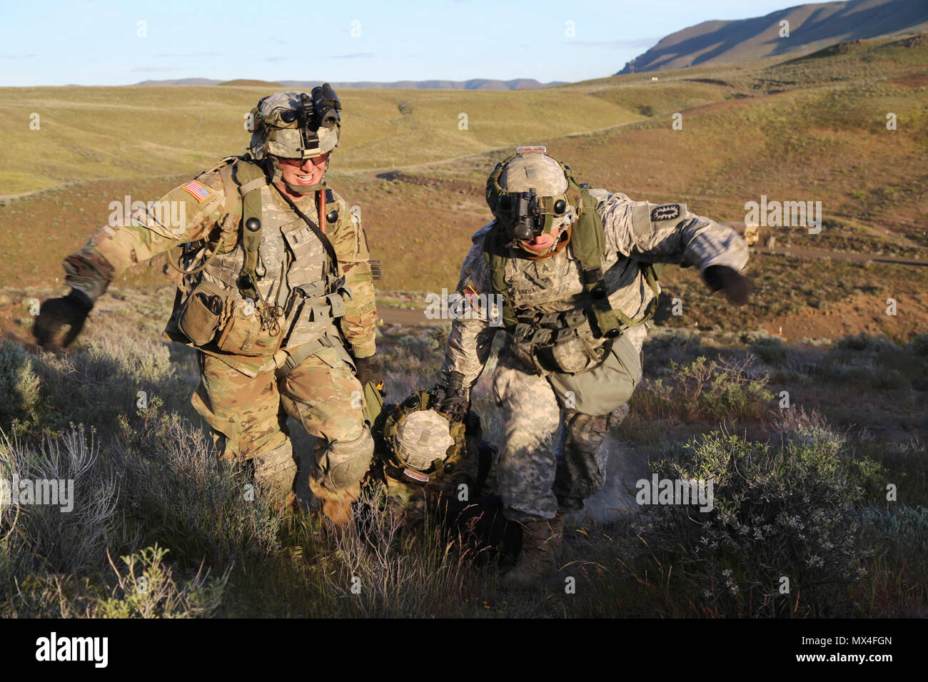 Us-Soldaten aus dem 20 CBRNE-Befehl, den simulierten verletzt zu einem Unfall Sammelstelle während einer situativen Übung (STX) Lane an der Yakima Training Center, Yakima, Washington, 28. April 2017. Die letzten Tage der CBRNE Führer Kurs bestehen aus STX Bahnen, Testen, was die Soldaten während der Dauer des Kurses gelernt. Stockfoto