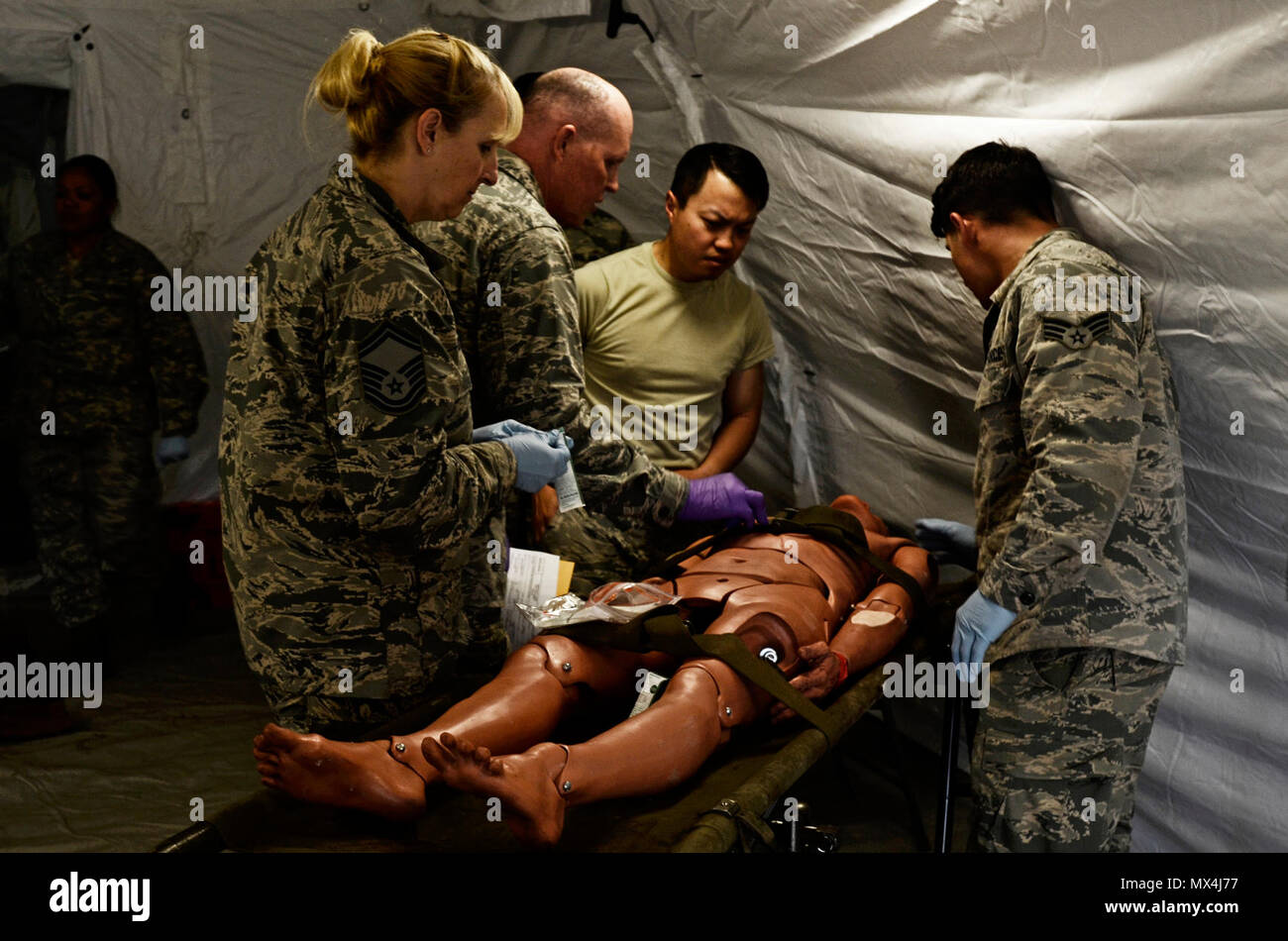 Us-Armee Reservisten, die 469Th Medical Company-Ground Krankenwagen zugeordnet aus Wichita, Kansas, und die Männer, auf der 6. Medizinischen Operationen Squadron aus der MacDill Air Force Base in Tampa, Fl., Verkehr Opfer aus der Drop-off auf der Luftwaffe expeditionary medizinische Unterstützung Zelt bei uns Operating Base Nighthawk in Camp Atterbury, In., 29. April 2017, als Teil der Übung Guardian Antwort. Fast 4.100 Soldaten aus dem ganzen Land beteiligen sich an Wächter Antwort 17, a multi-component Training übung die Fähigkeit der US-Armee zur Unterstützung zu validieren Stockfoto