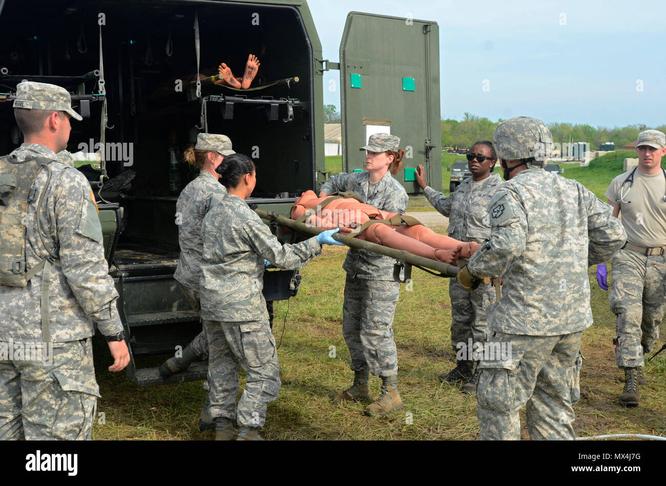 Us-Armee Reservisten, die 469Th Medical Company-Ground Krankenwagen zugeordnet aus Wichita, Kansas, und die Männer, auf der 6. Medizinischen Operationen Squadron aus der MacDill Air Force Base in Tampa, Fl., Verkehr Opfer aus der Drop-off auf der Luftwaffe expeditionary medizinische Unterstützung Zelt bei uns Operating Base Nighthawk in Camp Atterbury, In., 29. April 2017, als Teil der Übung Guardian Antwort. Fast 4.100 Soldaten aus dem ganzen Land beteiligen sich an Wächter Antwort 17, a multi-component Training übung die Fähigkeit der US-Armee zur Unterstützung zu validieren Stockfoto