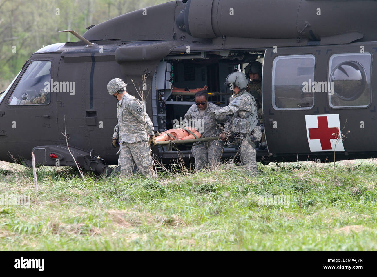 Us-Armee Reservisten, die 469Th Medical Company-Ground Krankenwagen zugeordnet aus Wichita, Kansas, und die Männer, auf der 6. Medizinischen Operationen Squadron aus der MacDill Air Force Base in Tampa, Fl., Verkehr Opfer aus der Drop-off auf der Luftwaffe expeditionary medizinische Unterstützung Zelt bei uns Operating Base Nighthawk in Camp Atterbury, In., 29. April 2017, als Teil der Übung Guardian Antwort. Fast 4.100 Soldaten aus dem ganzen Land beteiligen sich an Wächter Antwort 17, a multi-component Training übung die Fähigkeit der US-Armee zur Unterstützung zu validieren Stockfoto
