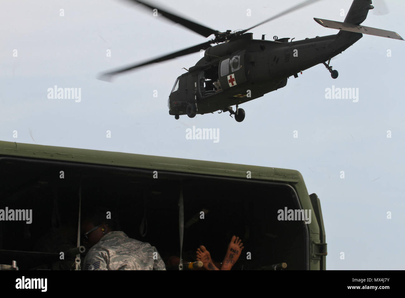 Us-Armee Reservisten, die 469Th Medical Company-Ground Krankenwagen zugeordnet aus Wichita, Kansas, und die Männer, auf der 6. Medizinischen Operationen Squadron aus der MacDill Air Force Base in Tampa, Fl., Verkehr Opfer aus der Drop-off auf der Luftwaffe expeditionary medizinische Unterstützung Zelt bei uns Operating Base Nighthawk in Camp Atterbury, In., 29. April 2017, als Teil der Übung Guardian Antwort. Fast 4.100 Soldaten aus dem ganzen Land beteiligen sich an Wächter Antwort 17, a multi-component Training übung die Fähigkeit der US-Armee zur Unterstützung zu validieren Stockfoto