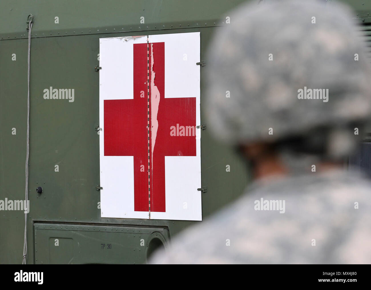 Us-Armee Reservisten, die 469Th Medical Company-Ground Krankenwagen zugeordnet aus Wichita, Kansas, und die Männer, auf der 6. Medizinischen Operationen Squadron aus der MacDill Air Force Base in Tampa, Fl., Verkehr Opfer aus der Drop-off auf der Luftwaffe expeditionary medizinische Unterstützung Zelt bei uns Operating Base Nighthawk in Camp Atterbury, In., 29. April 2017, als Teil der Übung Guardian Antwort. Fast 4.100 Soldaten aus dem ganzen Land beteiligen sich an Wächter Antwort 17, a multi-component Training übung die Fähigkeit der US-Armee zur Unterstützung zu validieren Stockfoto