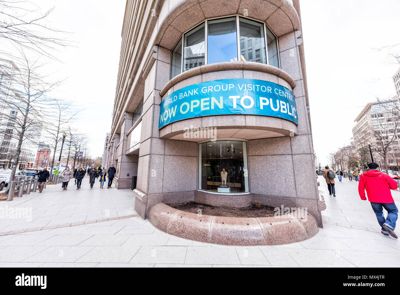 Washington DC, USA - 9. März 2018: World Bank Group Vistor Center mit jetzt offen zu öffentlichen Zeichen im Winter, Fenster, Eingang zum Gebäude, Menschen pedest Stockfoto