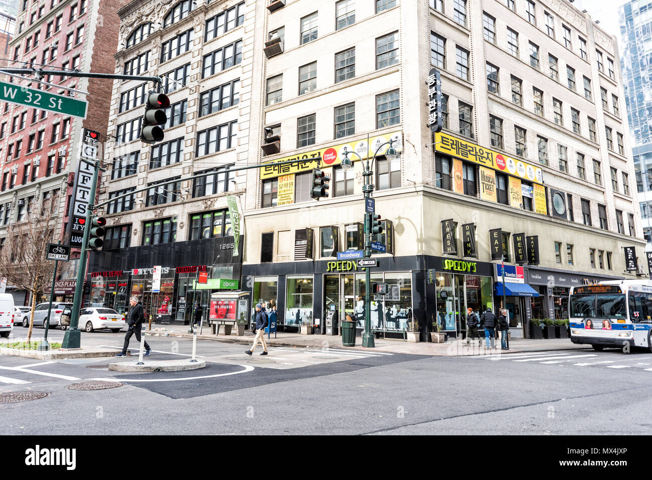 New York City, USA - 7. April 2018: Manhattan NYC Gebäude von Midtown Herald Square, Koreanisch die koreanische Sprache Stadt text Zeichen auf 6. Avenue, West 32 Str Stockfoto