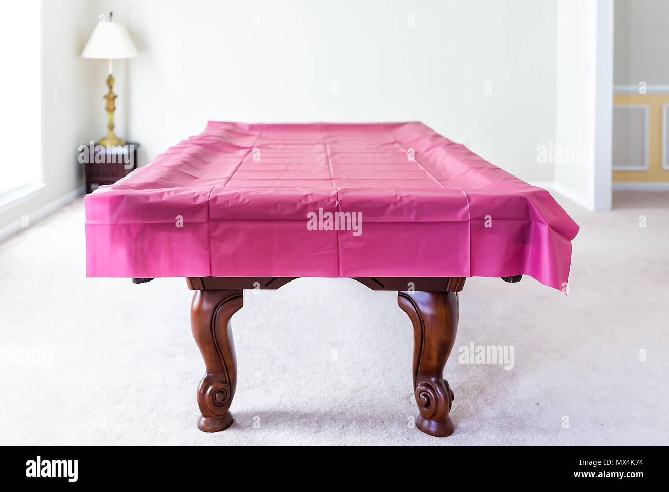 Innen im Haus Haus mit Pool Billard Tisch im Wohnzimmer, rosa Deckblatt für Staub, Lampe, Fenster, minimale minimalistisches Design Dekoration, w Stockfoto