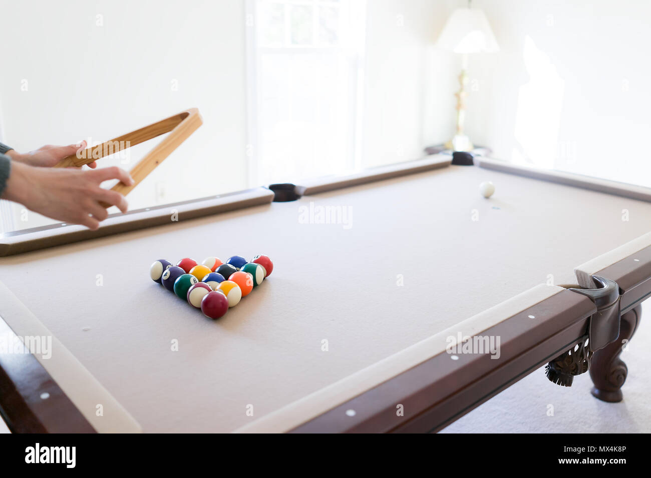 Innenbereich Haus Mit Pool Billard Tisch Im Wohnzimmer Mann