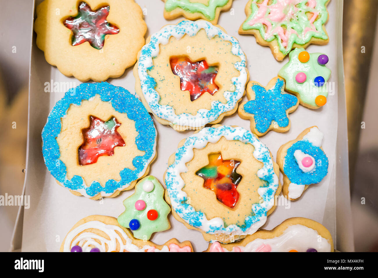 Fach Geschenk Karton gefüllt mit vielen eingerichteten Zuckerglasur glasiert mit Kandiszucker bunte künstlichen blauen Streuseln Weihnachten gebacken hausgemachte cooki Stockfoto