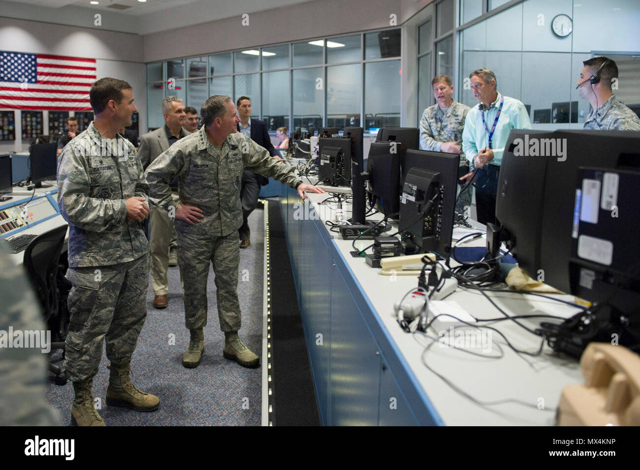 (Mitte) Luftwaffe Stabschef General David L. Goldfein Besuche mit Mitgliedern der 45th Space Wing Start Team April 30, 2017, der Cape Canaveral Air Force Station, Fla. Die Tour mit einem Besuch der Morrell Operations Center; Cape Canaveral Air Force Station Zentrale; Space Launch Complex 37; Mond Express; und eine Nahaufnahme der Falcon 9 Start und Landung. Stockfoto
