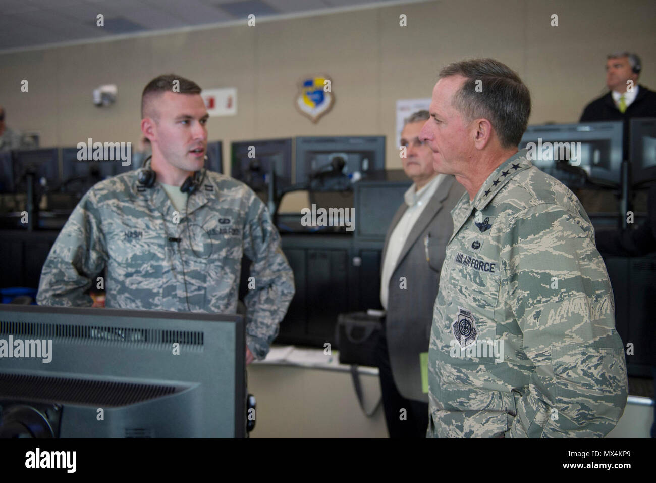 (Rechts) Luftwaffe Stabschef General David L. Goldfein und Kapitän Nathan Nash, 45th Launch Support Squadron Officer, diskutieren Starts am Multi-Vehicle Launch Support Center, Mai 1, 2017 der Cape Canaveral Air Force Station, Fla. Die 45th Space Wing hält östlichen Bereich von Operationen, den Start, Auslandseinsätze und Kontingenz Bereitschaft, während gleichzeitig die Basis. Stockfoto