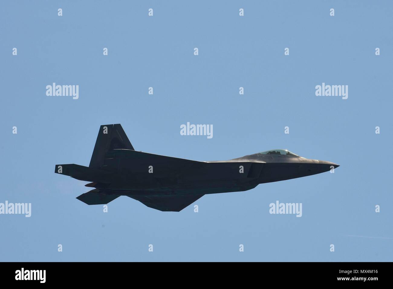 Us Air Force Maj. Paul "Loco" Lopez, F-22 Raptor Demonstration Team Commander/Pilot, schwebt über dem Bethpage Air Show in Jones Beach, NY, 25. Mai 2018. Die F-22 Raptor trägt alle seine Waffen intern der Raptor stealth Eigenschaften beizubehalten. Stockfoto