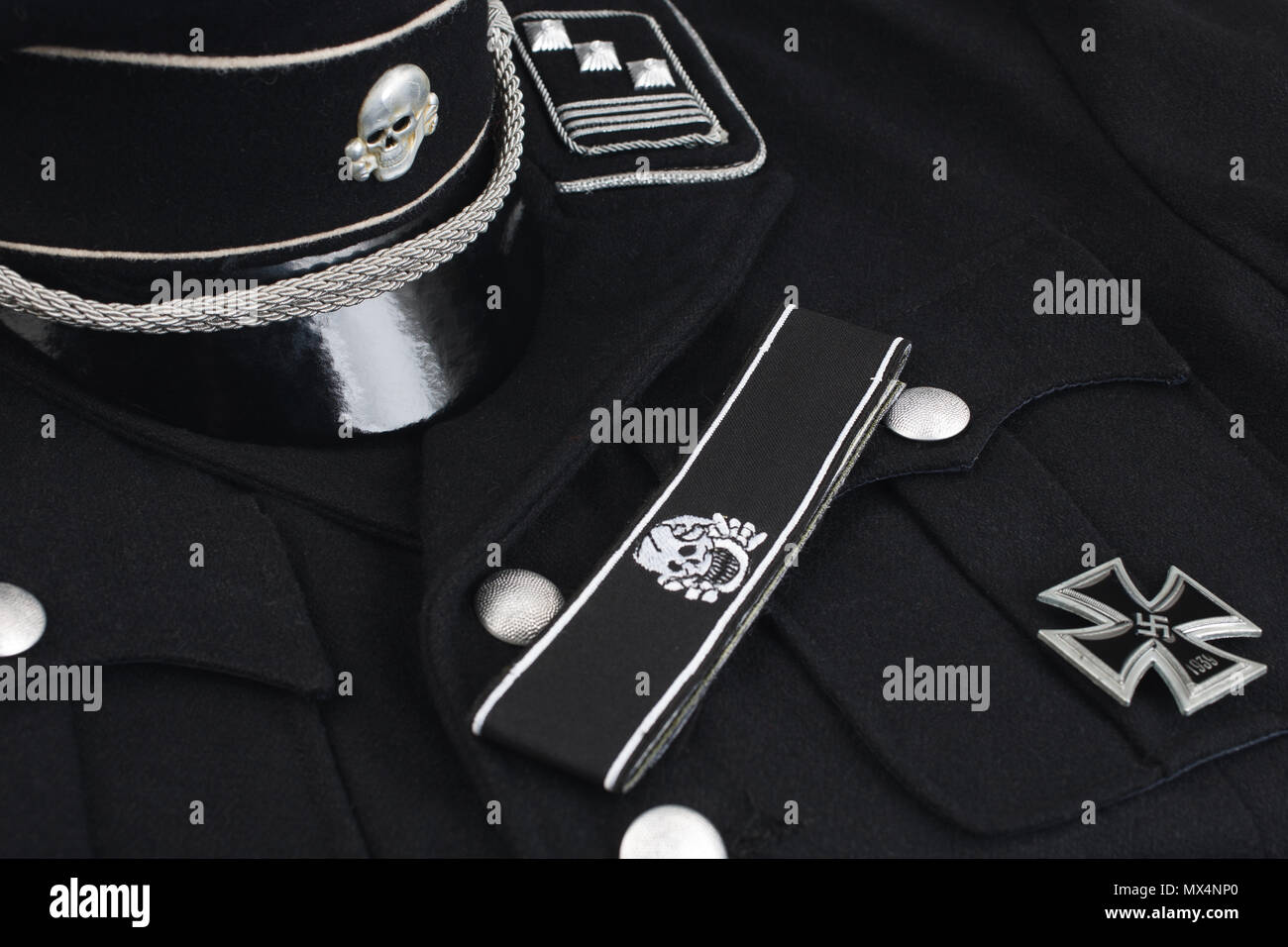 WW 2 deutsche SS-militärischen schwarzen Uniform und Abzeichen Hintergrund Stockfoto
