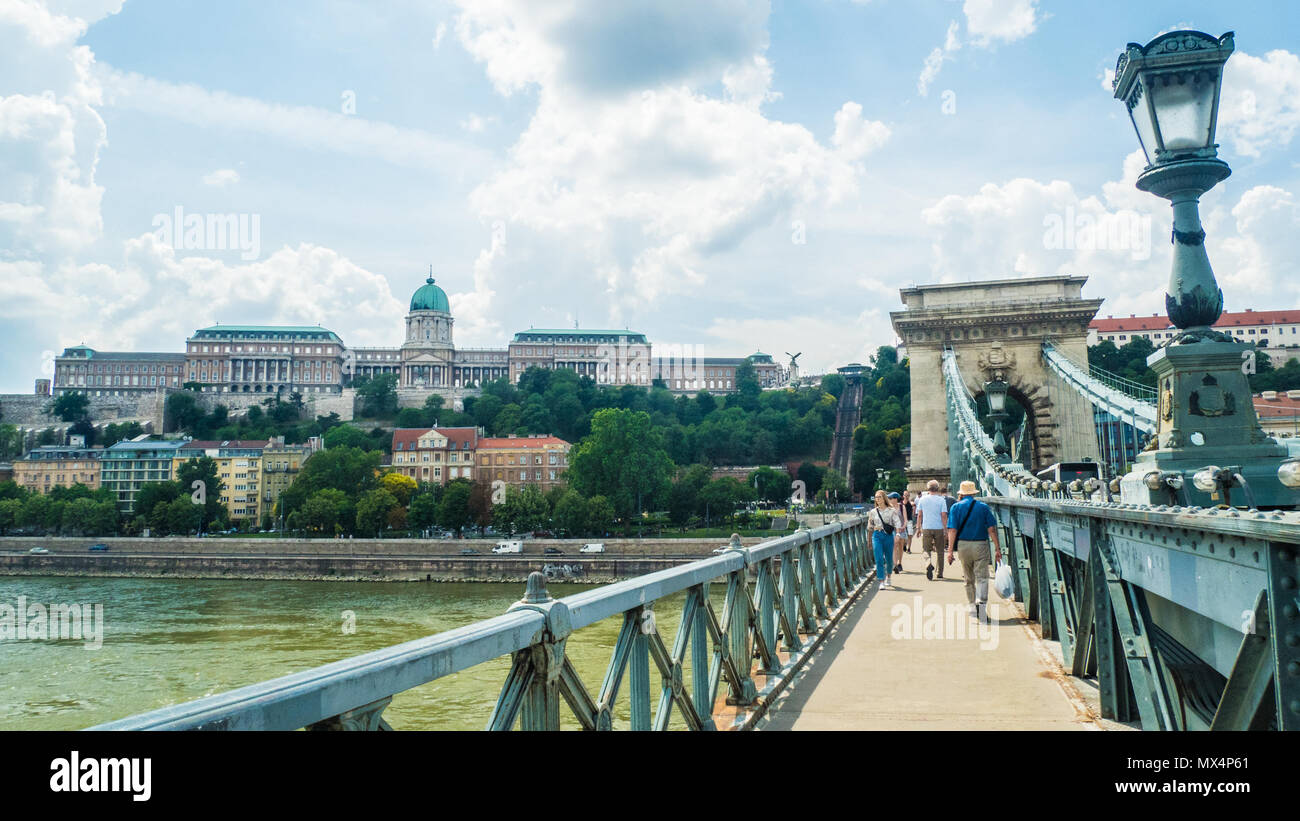 Széchenyi Kettenbrücke (Suspension Bridge) über die Donau, in Richtung Schloss Buda aka Royale Palace aka Royal Castle, Budapest, Ungarn. Stockfoto