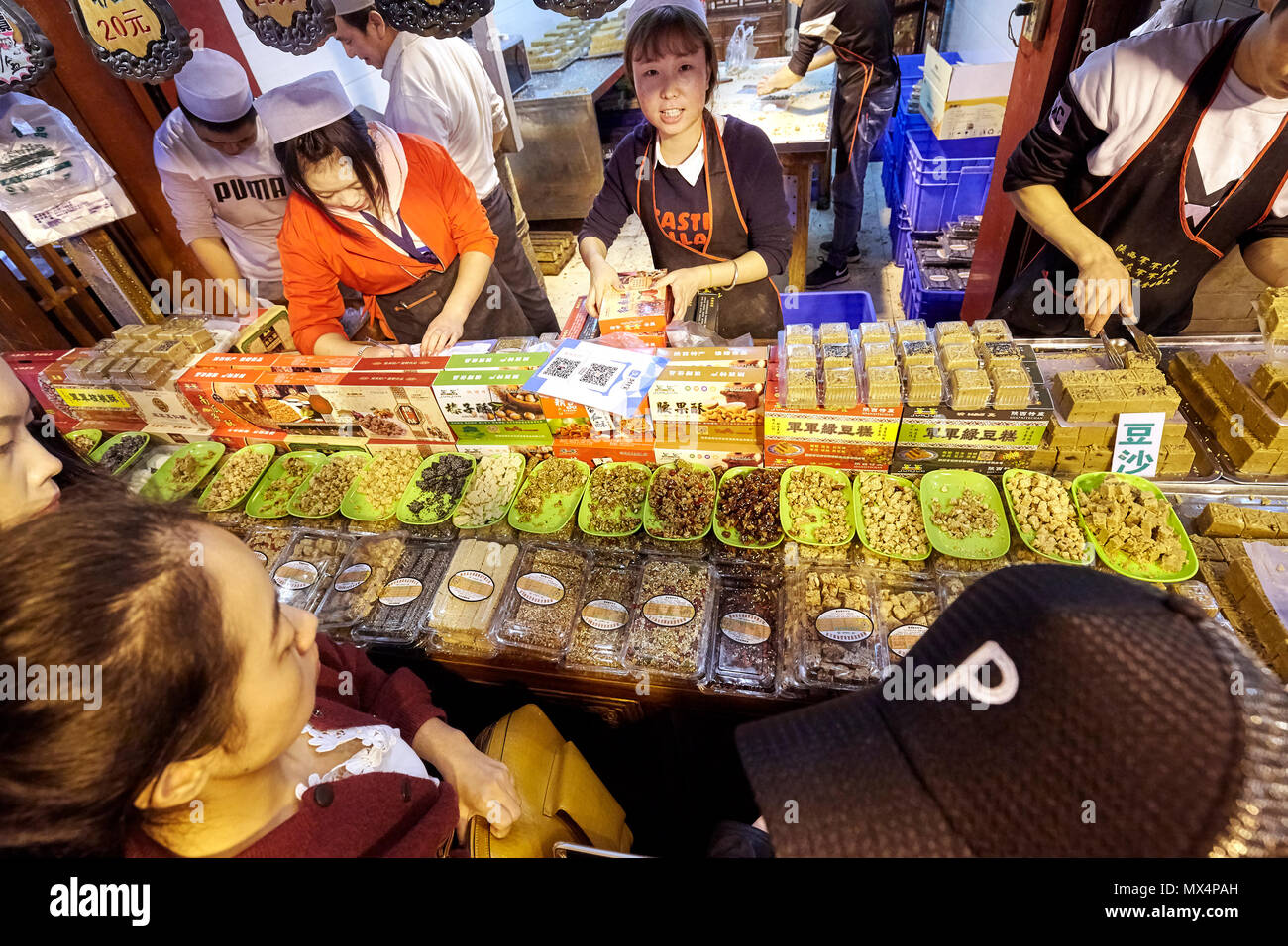 Xian, China - 5. Oktober 2017: Street Market im muslimischen Viertel, bekannten Tourismus Seite berühmt für seine Kultur und Essen. Stockfoto
