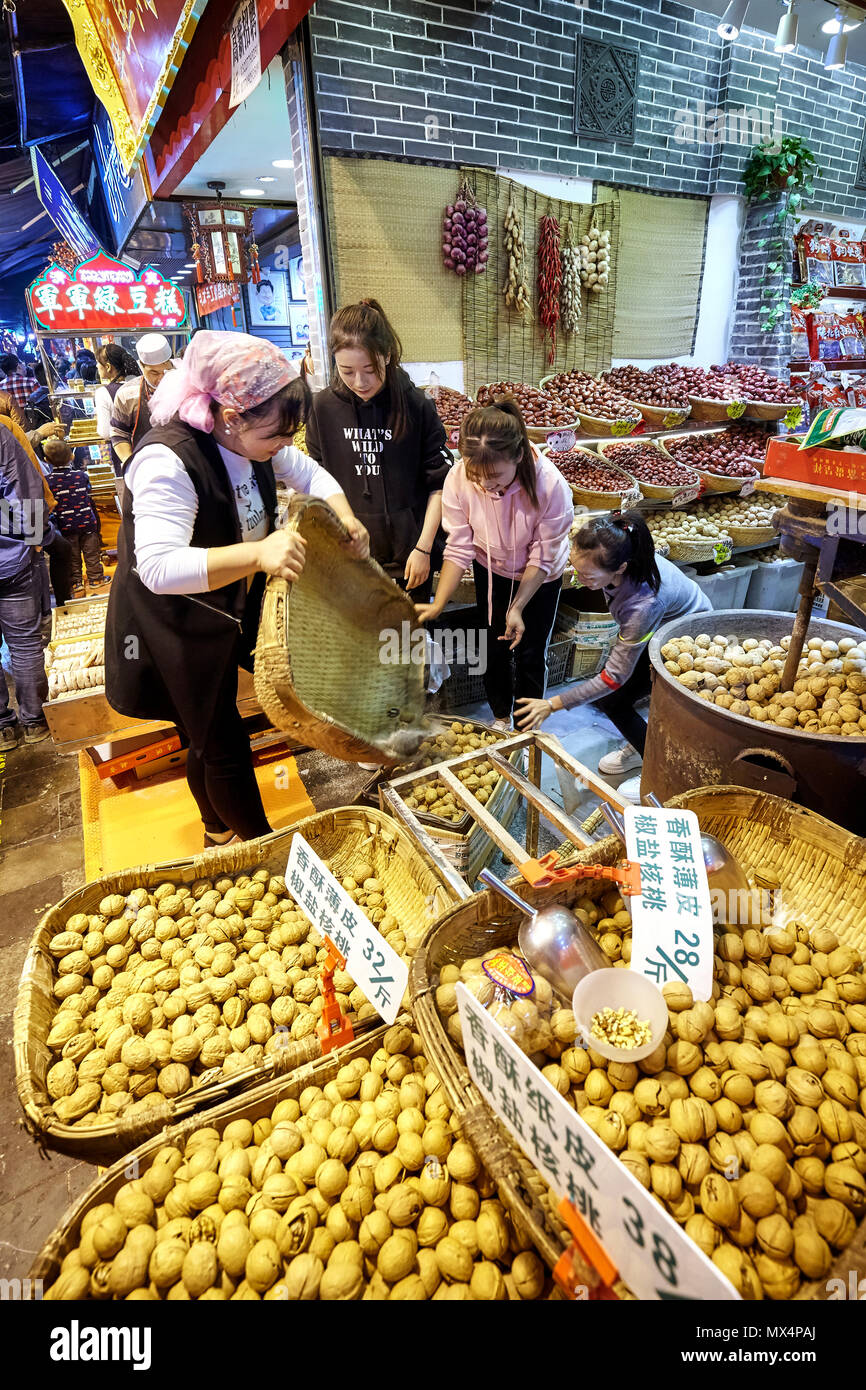 Xian, China - 5. Oktober 2017: Street Market im muslimischen Viertel, bekannten Tourismus Seite berühmt für seine Kultur und Essen. Stockfoto