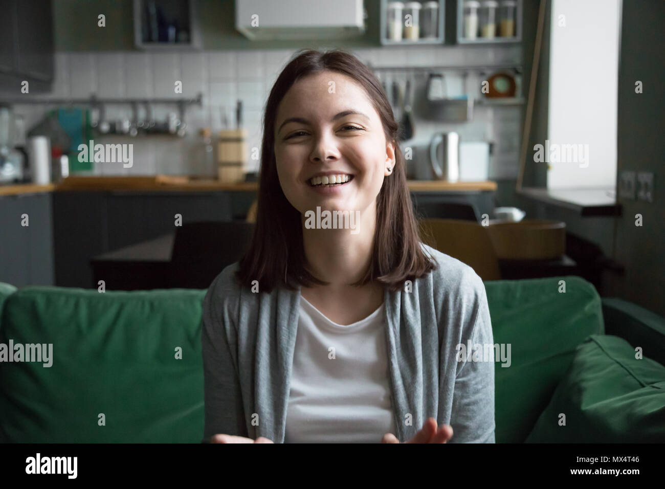 Lächelnd tausendjährigen Girl Video blogger Lachen Aufnahme vlog an Stockfoto