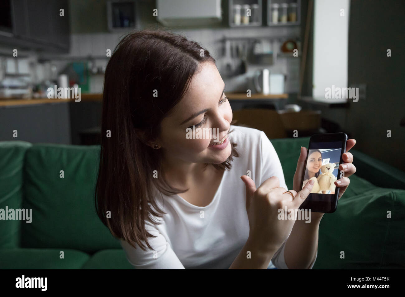 Jugendlich Mädchen, videocall oder videoblog sprechen über Smartphone Stockfoto