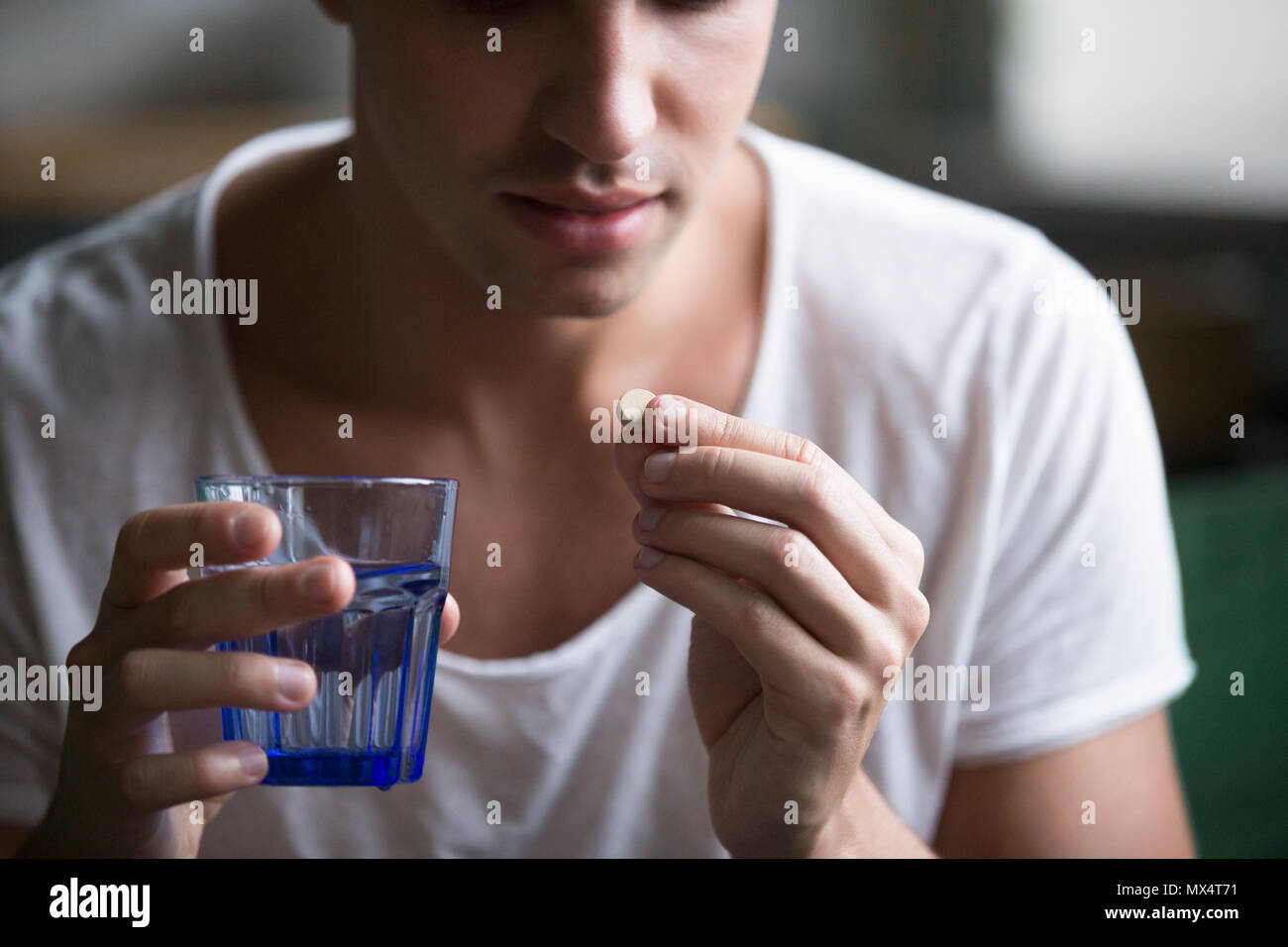 Kranken depressiven Mann hält Glas Wasser, Pille, Nahaufnahme Stockfoto