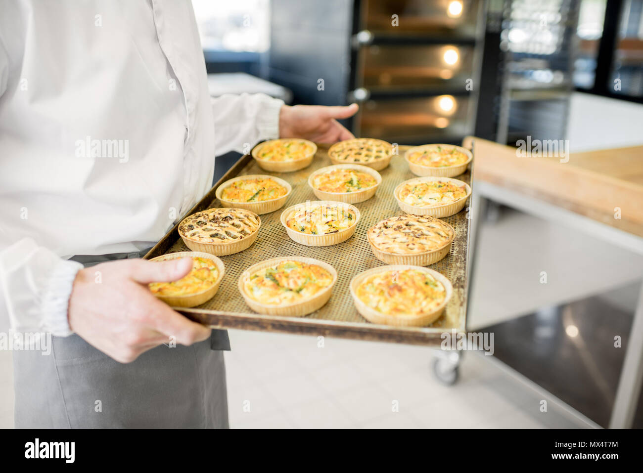 Halten Sie das Fach mit frisch gebackenen Brötchen Stockfoto