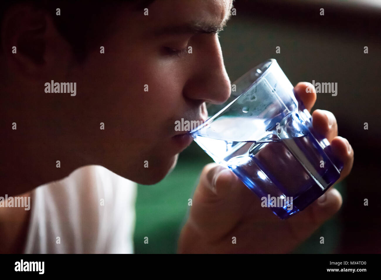Junge durstig dehydriert Mensch Trinkwasser Durst, Cl Stockfoto