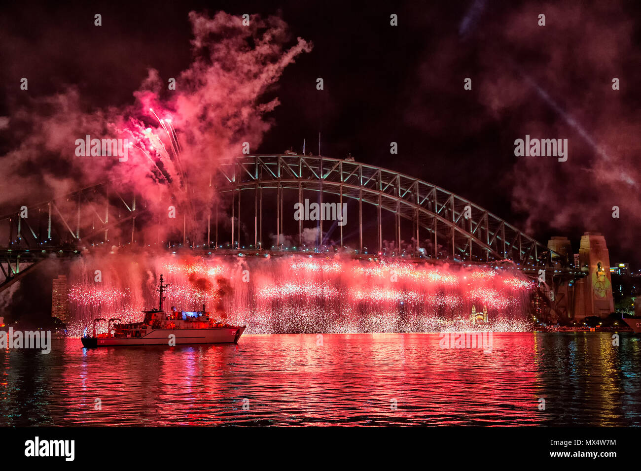 Feuerwerk auf SydneyHarbor Brücke an der internationalen Flotte in Sydney, NSW, Australien am 5. Oktober 2013 getroffen Stockfoto