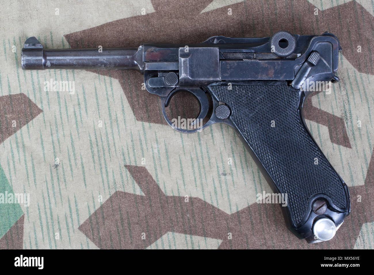 Luger P08 Parabellum Pistole auf getarnte Hintergrund Stockfoto
