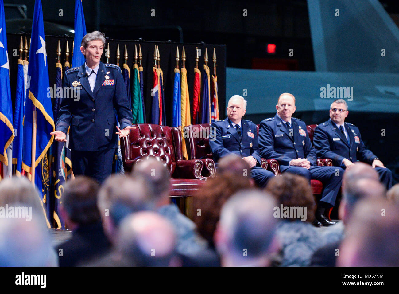 Gen. Ellen M. Pawlikowski, Air Force Materiel Command Commander, gibt Ihrer Eröffnungsrede bei einer dual Ändern des Befehls Zeremonie im Nationalen Museum der United States Air Force at Wright-Patterson Air Force Base, Ohio, Mai 2, 2017. Die Zeremonien führte zu Lt. Befehl General John F. Thompson Verzicht auf die Luftwaffe Life Cycle Management Center zu Generalleutnant Robert D. McMurry jr., der gleichzeitig Befehl verzichtet der Air Force Research Laboratory nach Brig. Gen. William T. Cooley. Stockfoto