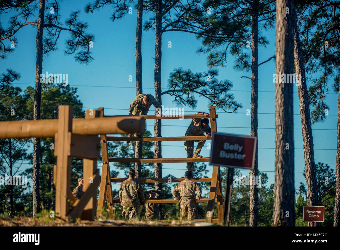 (FORT Benning, Ga) - Mitbewerber aus den 1-91 Cav, 173 ABN verhandeln die umgekehrte Klettern Hindernis bei der gainey Cup 2017 Beste Scout Gruppe Wettbewerb vor der Durchführung der Gruppe Stress Schießen am 2. Mai 2017, Simpson auf Main Post. Die biennale Gainey Cup Wettbewerb soll die kompetenten und vielseitigen Scout Gruppe in der US-Streitkräfte zu identifizieren und partnering Verbündeten durch eine extrem schwierige Wettbewerb auf die wesentlichen Aufklärung und Sicherheit Aufgaben und Fähigkeiten zentriert. Stockfoto