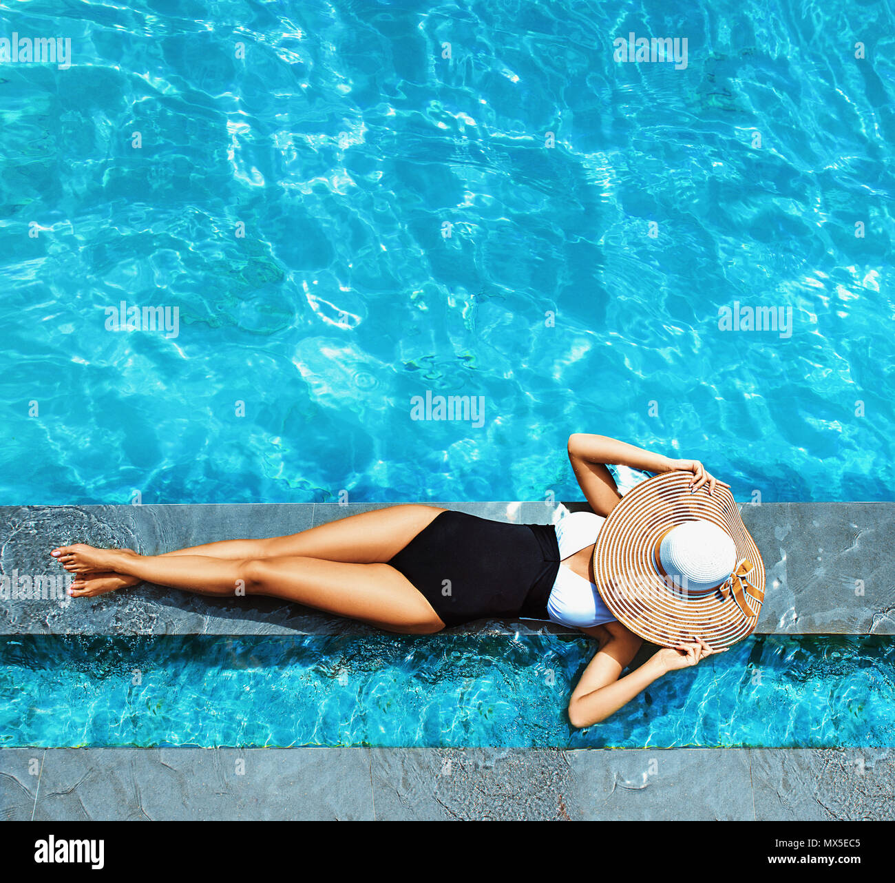 Am Pool lässt sie alle Hemmungen fallen Am Pool lässt sie alle Hemmungen fallen