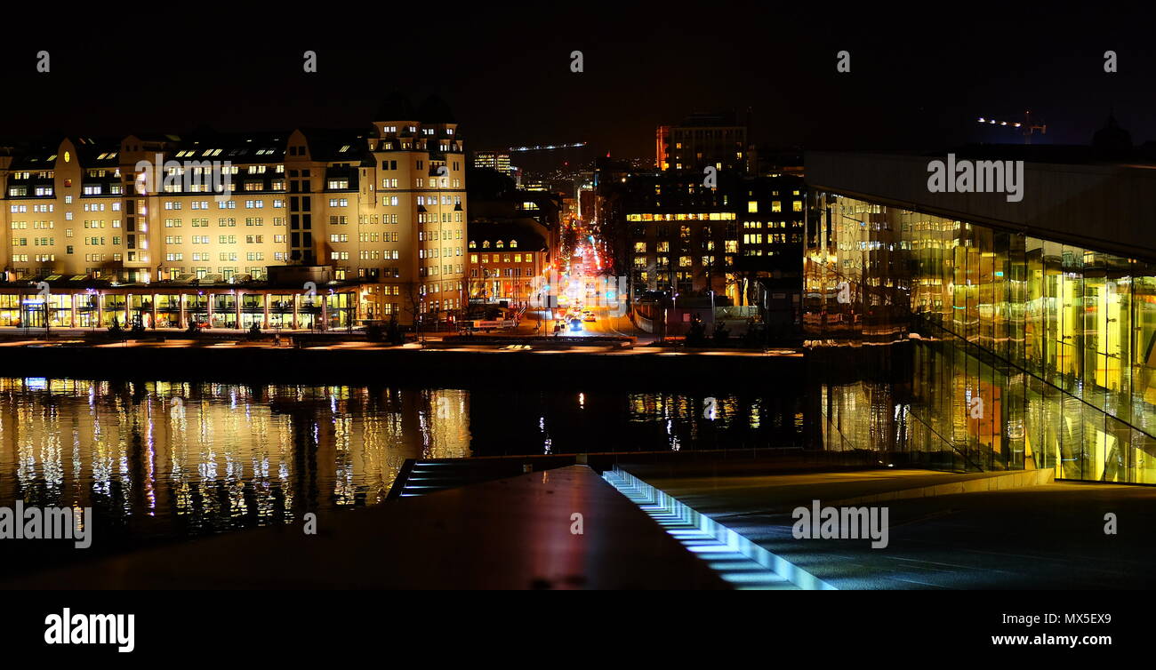 Diese Bilder sind von Oslo Hafen bei Nacht im Dezember, vom Dach der Oper in Richtung der Rådhusgata genommen Stockfoto