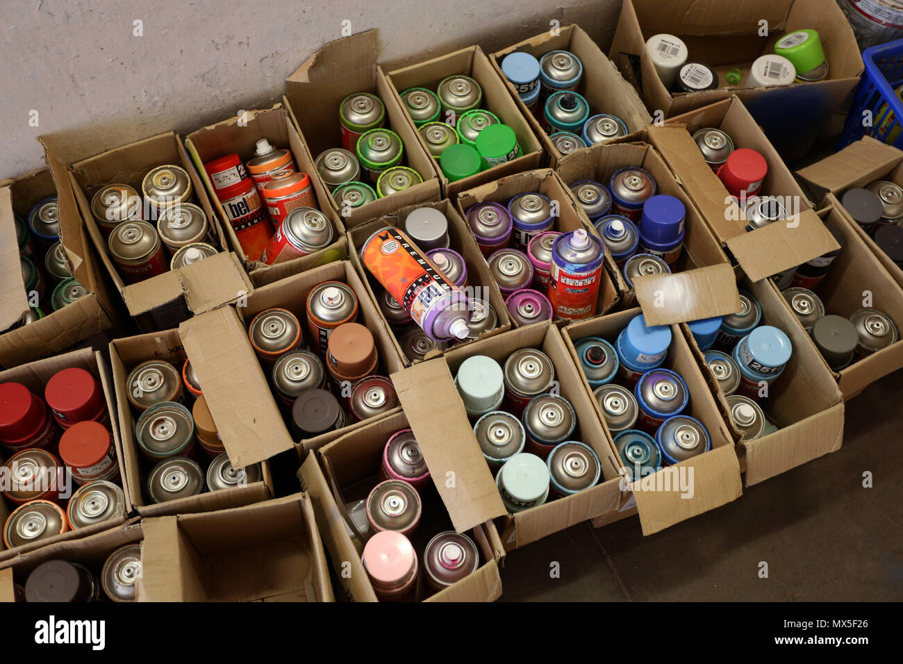 Graffiti sprühdosen dargestellt in Boxen in Chichester, West Sussex, UK. Stockfoto