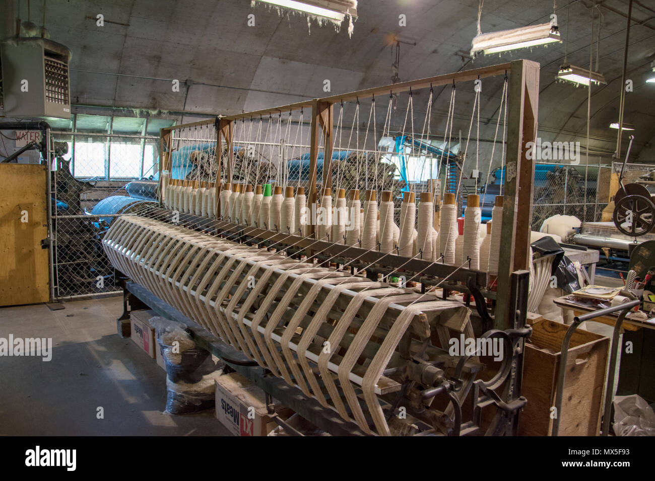 Kammgarn Garne, die in Strängen gewickelt werden. Benutzerdefinierte Woollen Mills, Carstairs, Alberta. Stockfoto