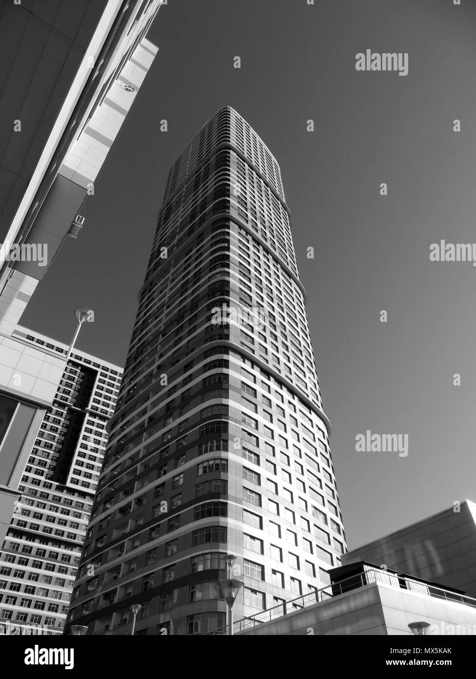 Wolkenkratzer gegen den Himmel bei klarem Wetter. Moderne Architektur Stockfoto